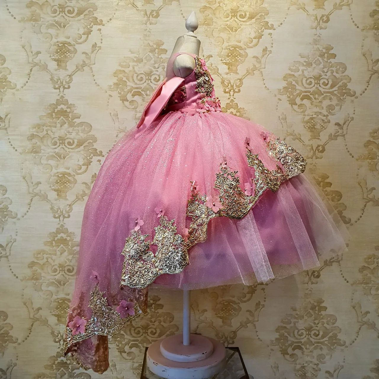 Vestido de Niña Fiesta Rosa Barbie con Encaje Oro y Cauda Desmontable Elegante Talla 2 y 4 Años