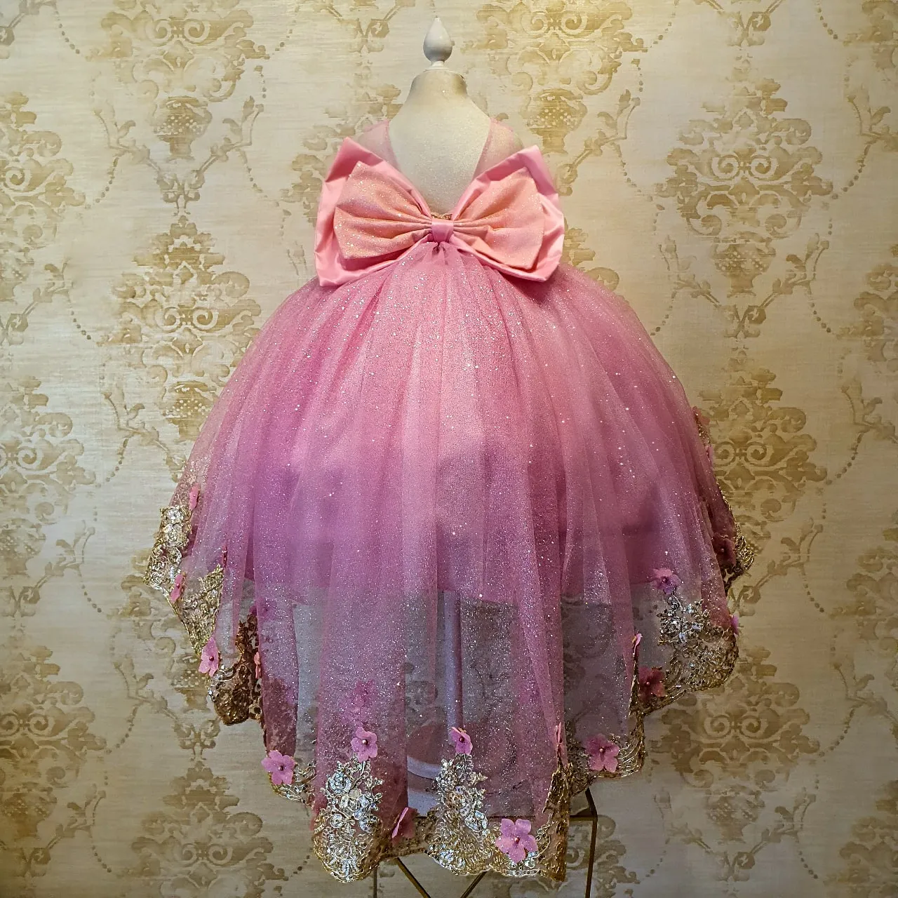 Vestido de Niña Fiesta Rosa Barbie con Encaje Oro y Cauda Desmontable Elegante Talla 2 y 4 Años