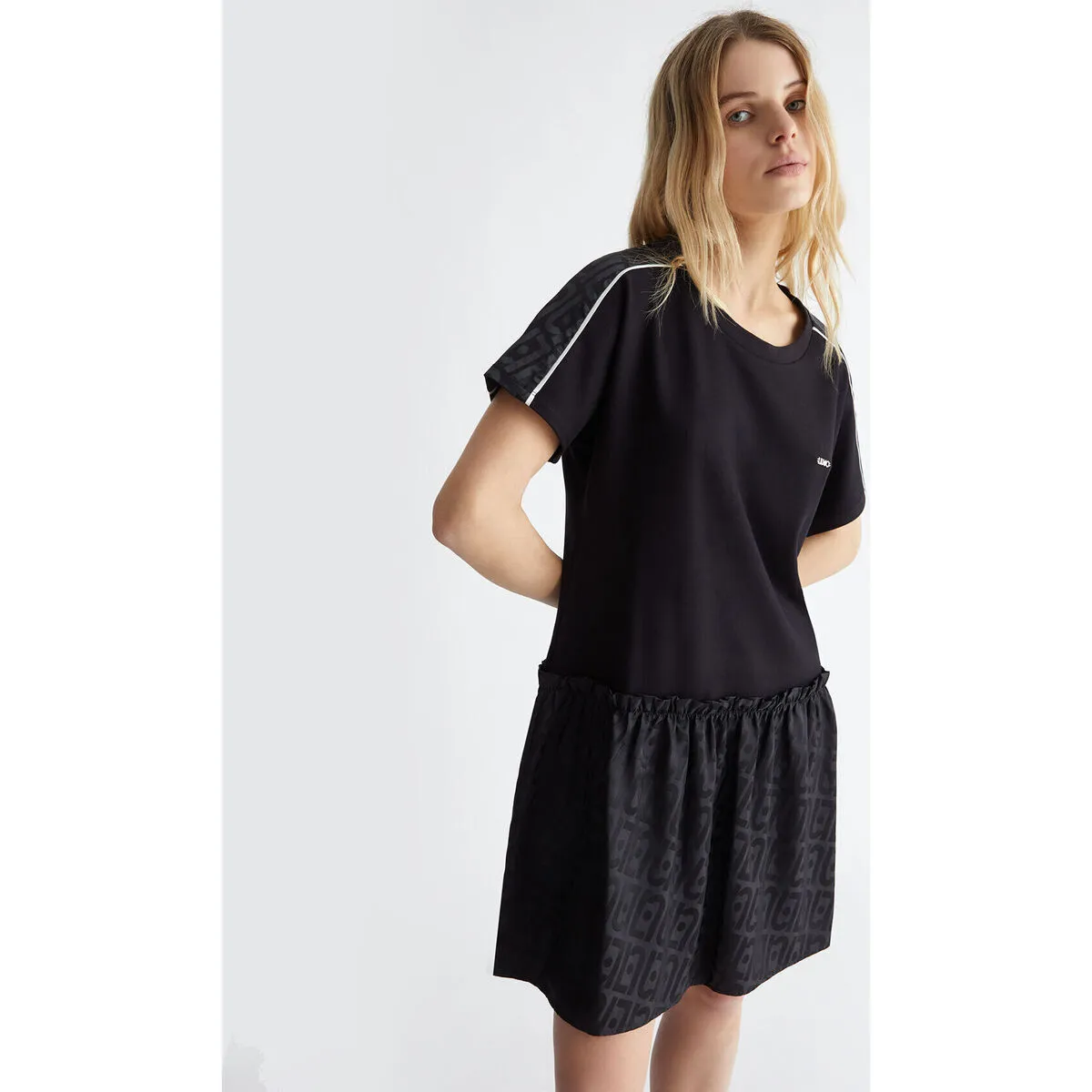 Vestido de punto con logotipo