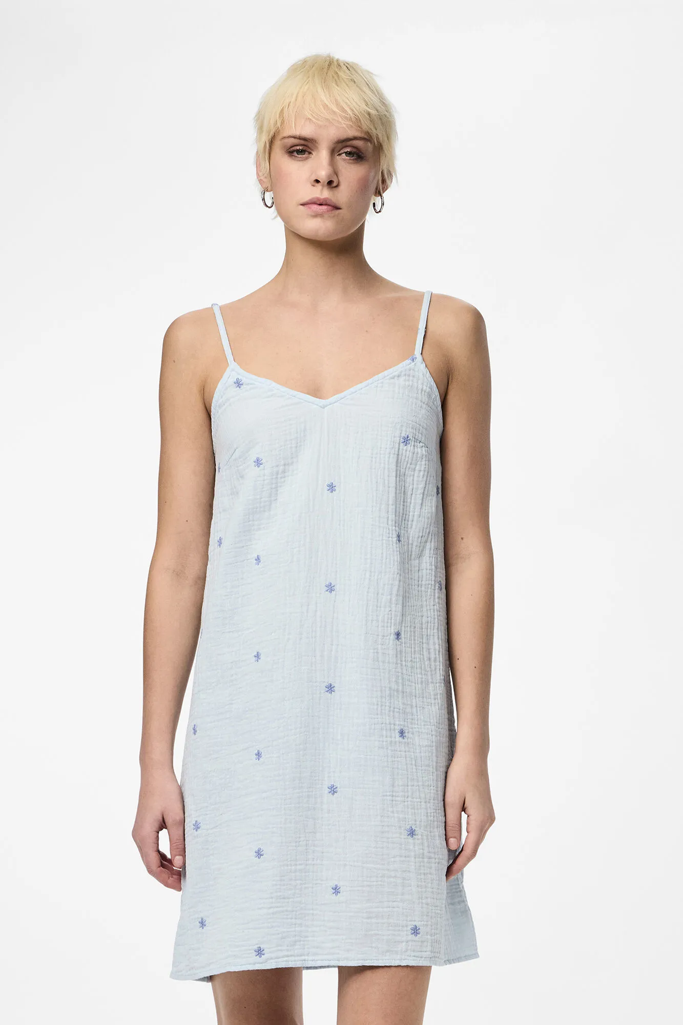 Vestido de tirantes y dibujo de estrellas