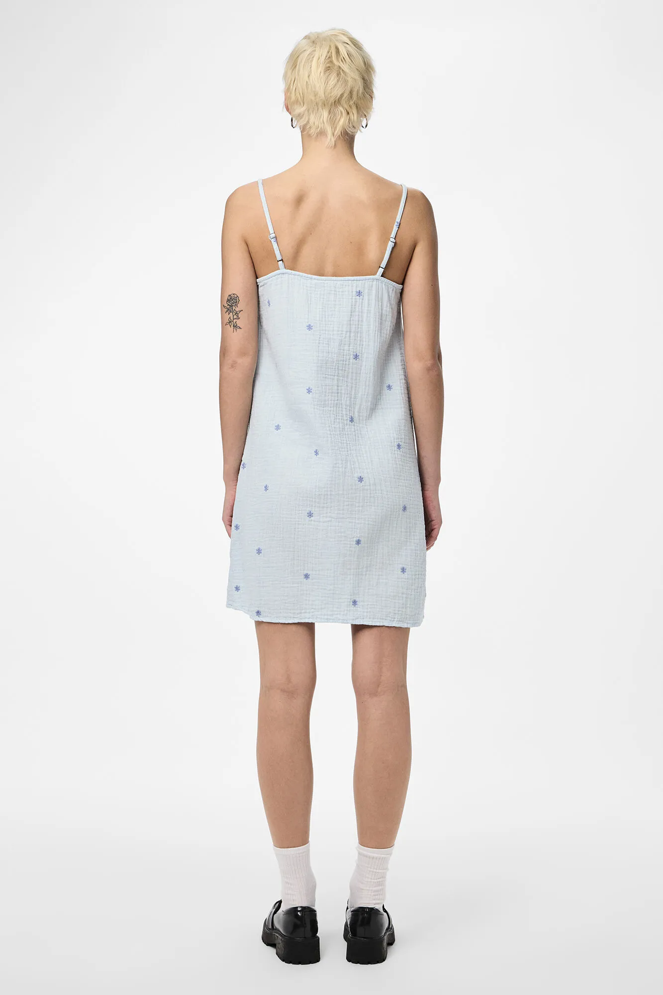 Vestido de tirantes y dibujo de estrellas