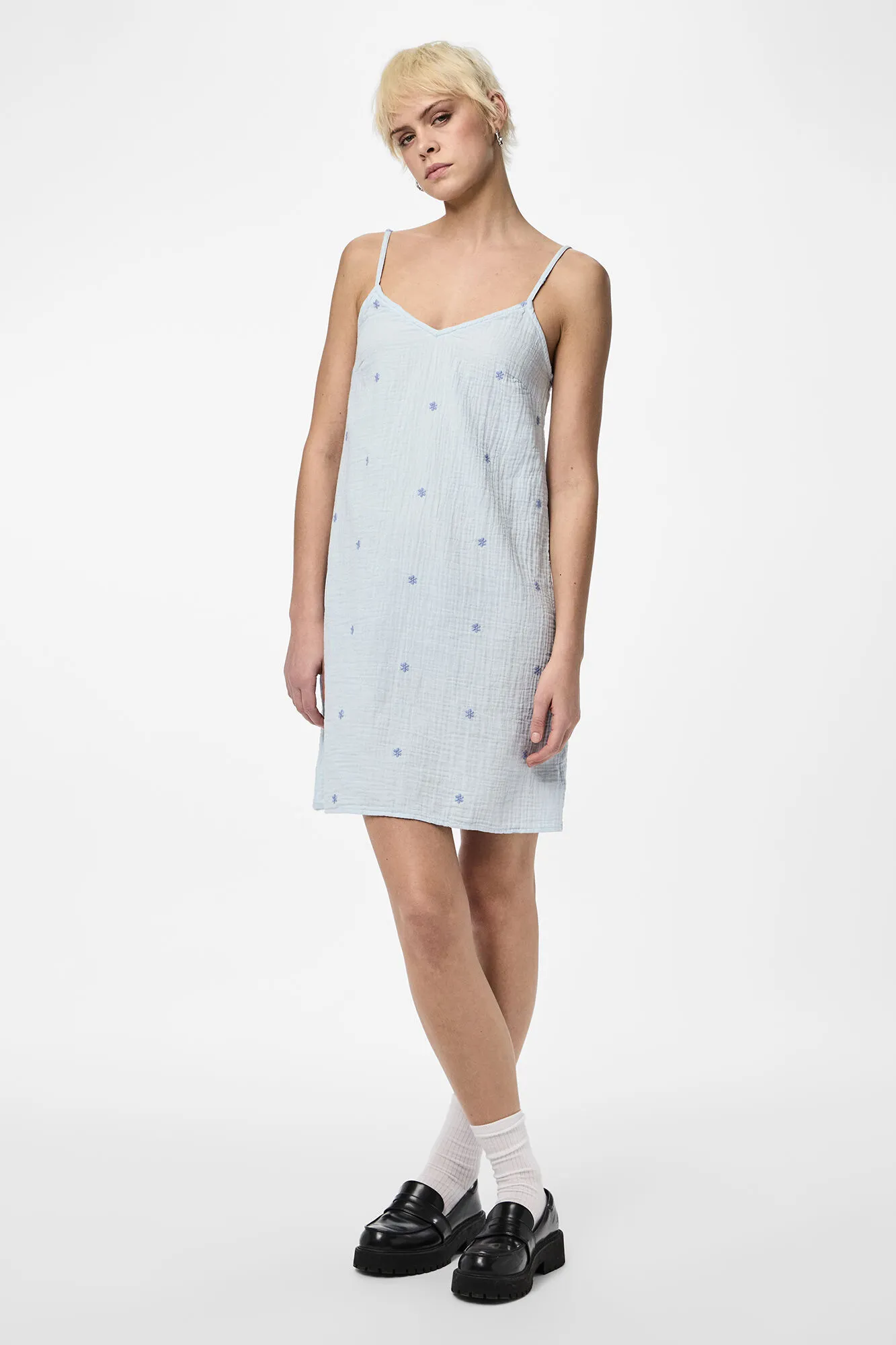 Vestido de tirantes y dibujo de estrellas