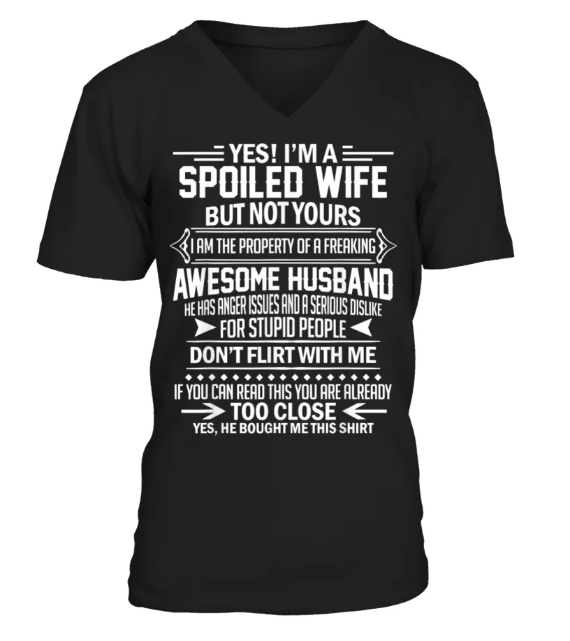 Yes I'm A Spoiled Wife But Not Yours Freakin Awesome Husband Camiseta cuello en V Unisex