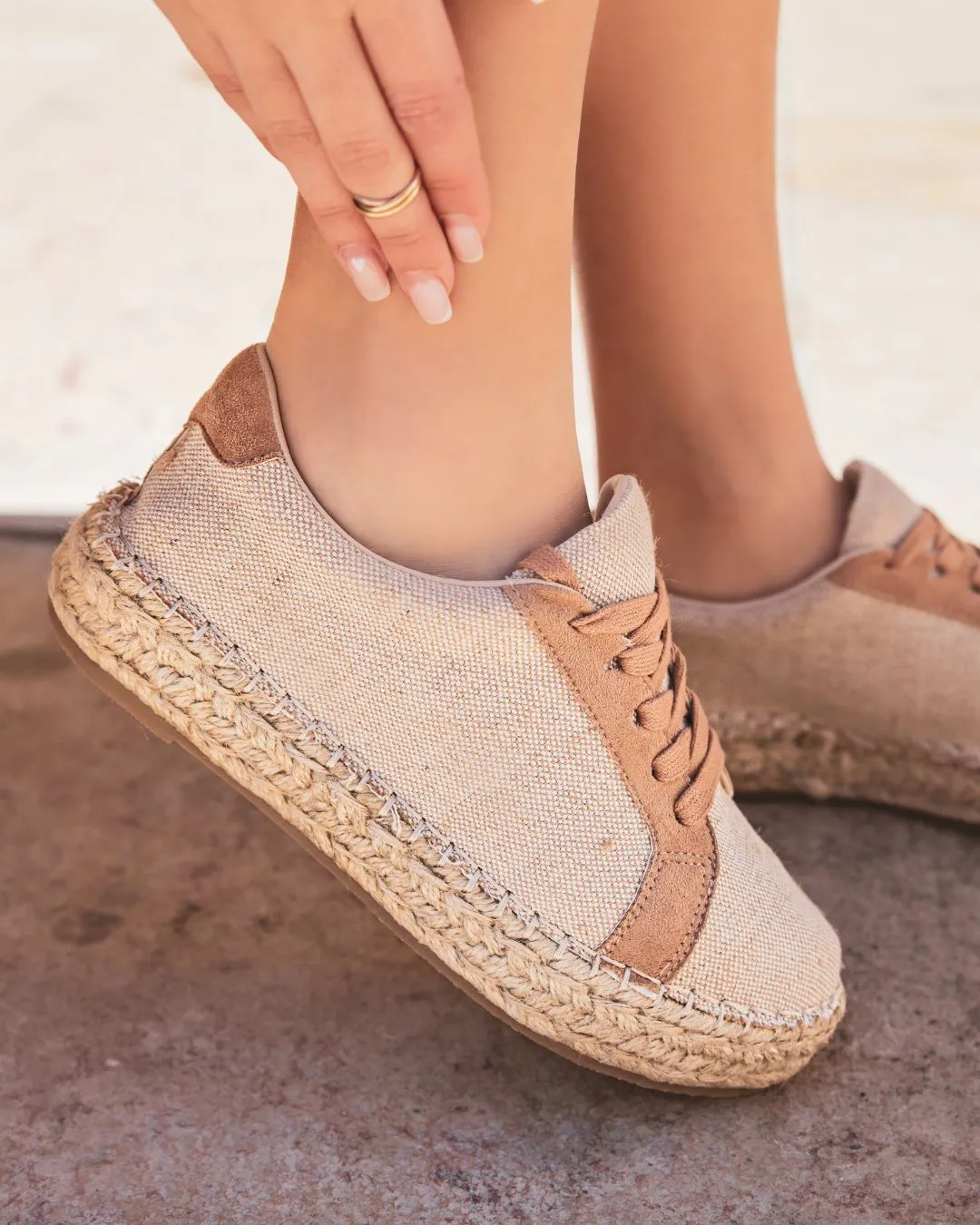 ZAPATILLA DE MUJER ESTILO ALPARGATA EN BEIGE Y CAMEL CON CORDONES  JENNIFER