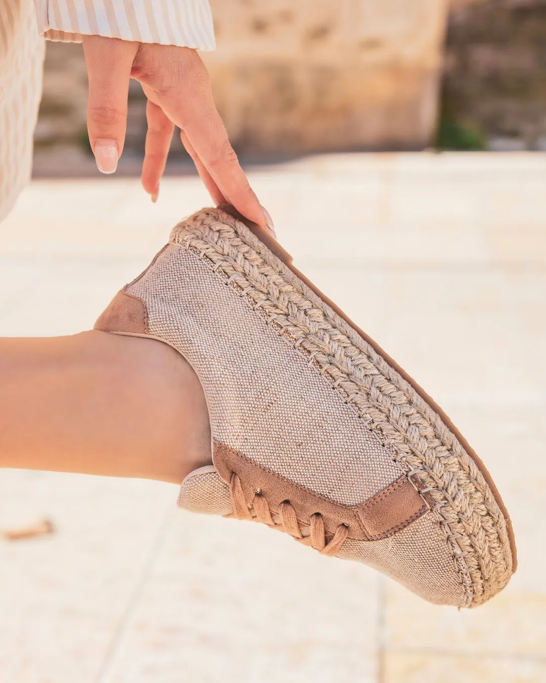 ZAPATILLA DE MUJER ESTILO ALPARGATA EN BEIGE Y CAMEL CON CORDONES  JENNIFER