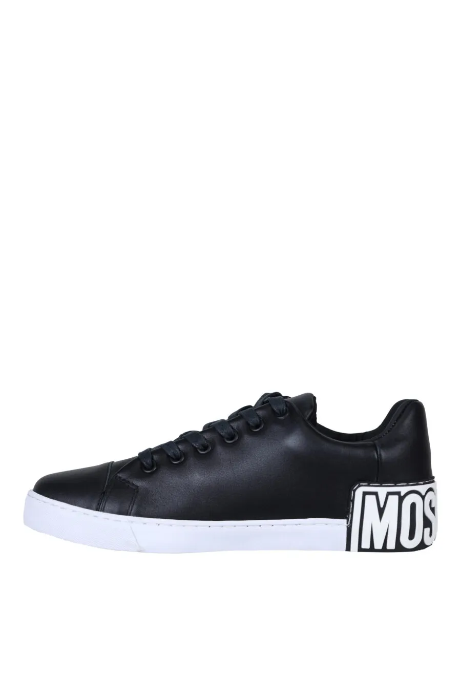 Zapatillas negras con maxilogo en suela blanco